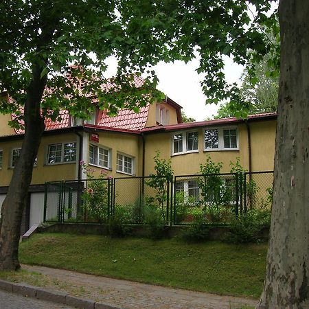 Hotel Pod Platanami Trzebnica Exterior foto