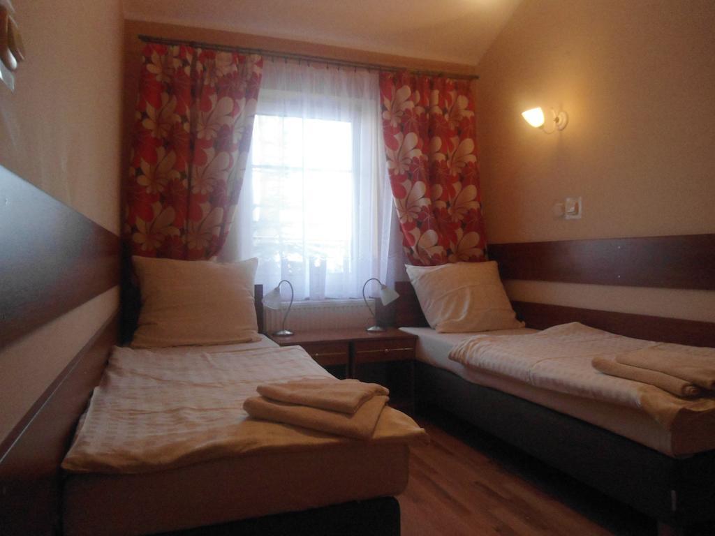 Hotel Pod Platanami Trzebnica Exterior foto