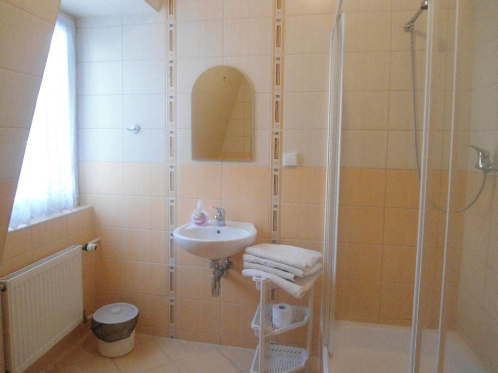 Hotel Pod Platanami Trzebnica Quarto foto