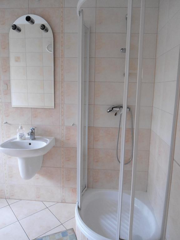 Hotel Pod Platanami Trzebnica Quarto foto