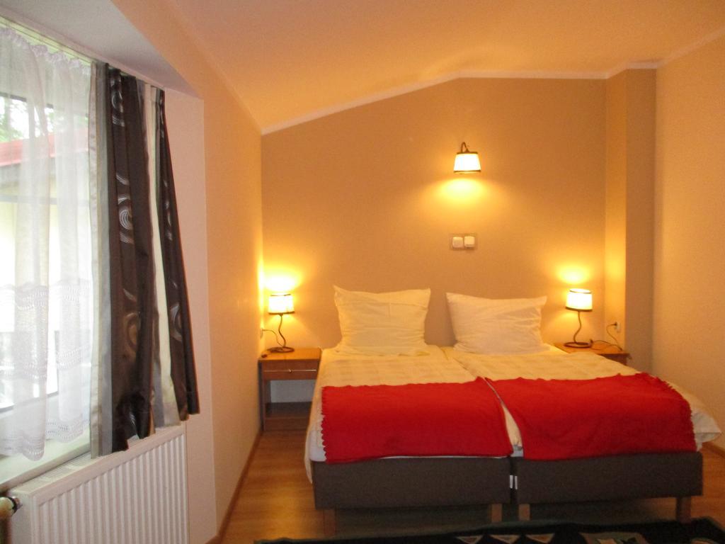 Hotel Pod Platanami Trzebnica Exterior foto