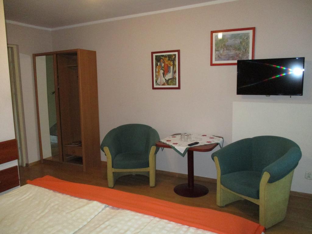 Hotel Pod Platanami Trzebnica Exterior foto