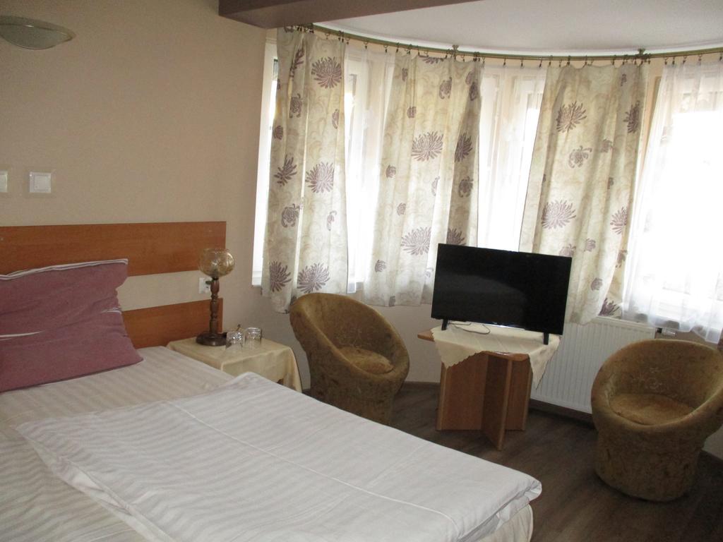 Hotel Pod Platanami Trzebnica Exterior foto