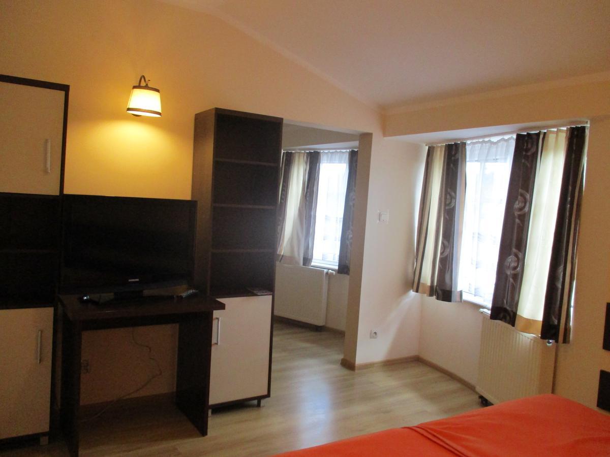 Hotel Pod Platanami Trzebnica Exterior foto
