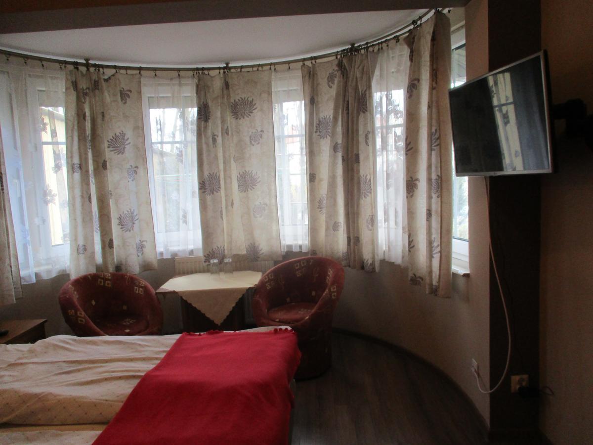 Hotel Pod Platanami Trzebnica Exterior foto