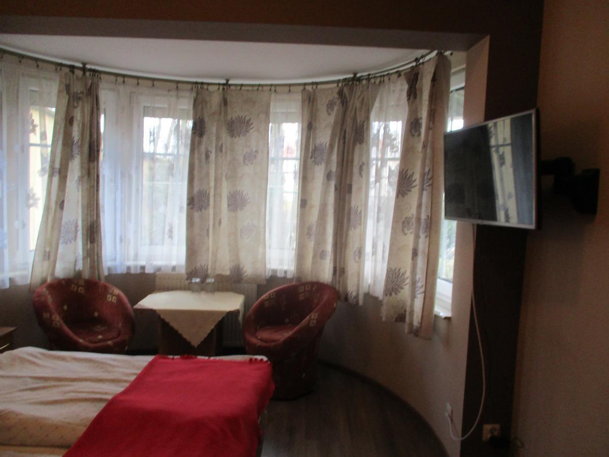 Hotel Pod Platanami Trzebnica Exterior foto